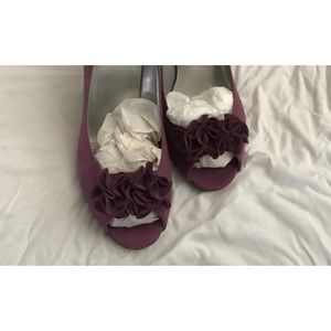 New. Beautiful stilettos in fuchsias!